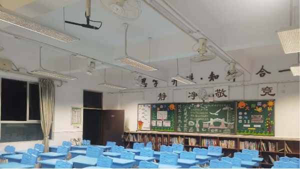 華輝照明營(yíng)造符合國(guó)家標(biāo)準(zhǔn)要求的教室照明，有效降低學(xué)生近視率