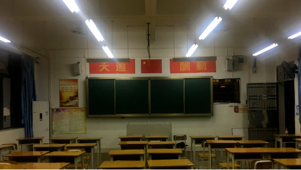 如何通過LED教室護(hù)眼燈具？做好青少年的近視防控